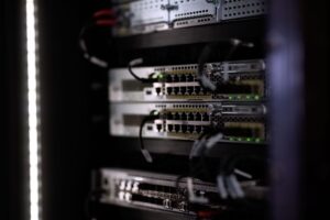 Tekniker installerar nätverksutrustning på en utomhusarbetsplats.