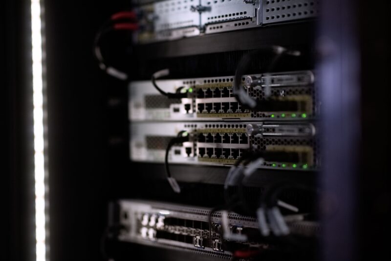 Tekniker installerar nätverksutrustning på en utomhusarbetsplats.