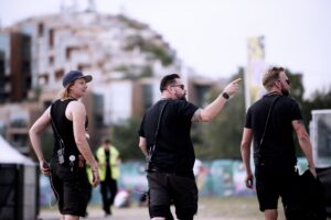 Tekniker installerar nätverksutrustning på ett liveevenemang.